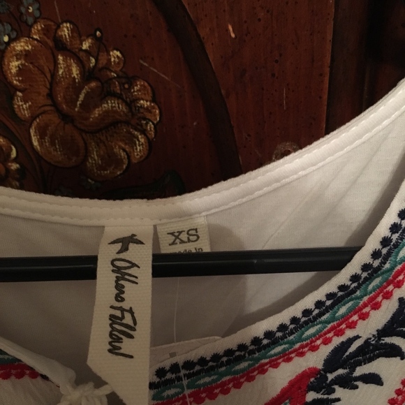 Lulu's Women's White embroidered dress NWT XS - Picture 3 of 5